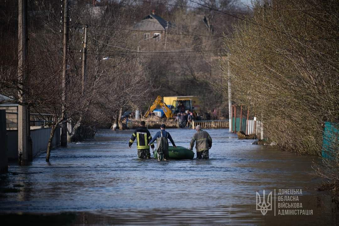 Из-за прорыва дамбы в Краматорске эвакуированы десятки человек: фото — фото