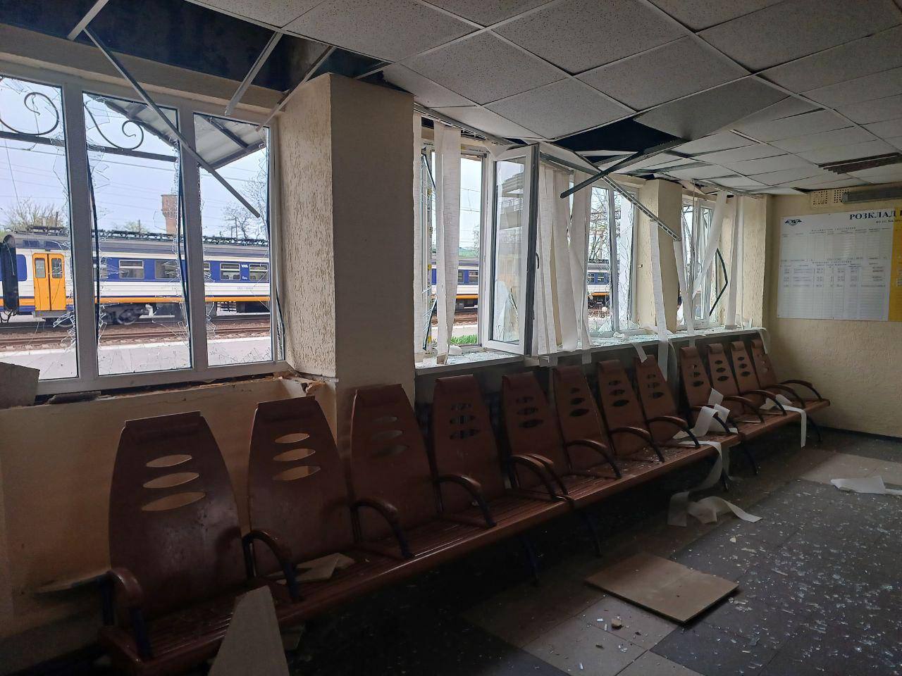 Російські військові вдарили по залізничному вокзалу в Балаклії — фото