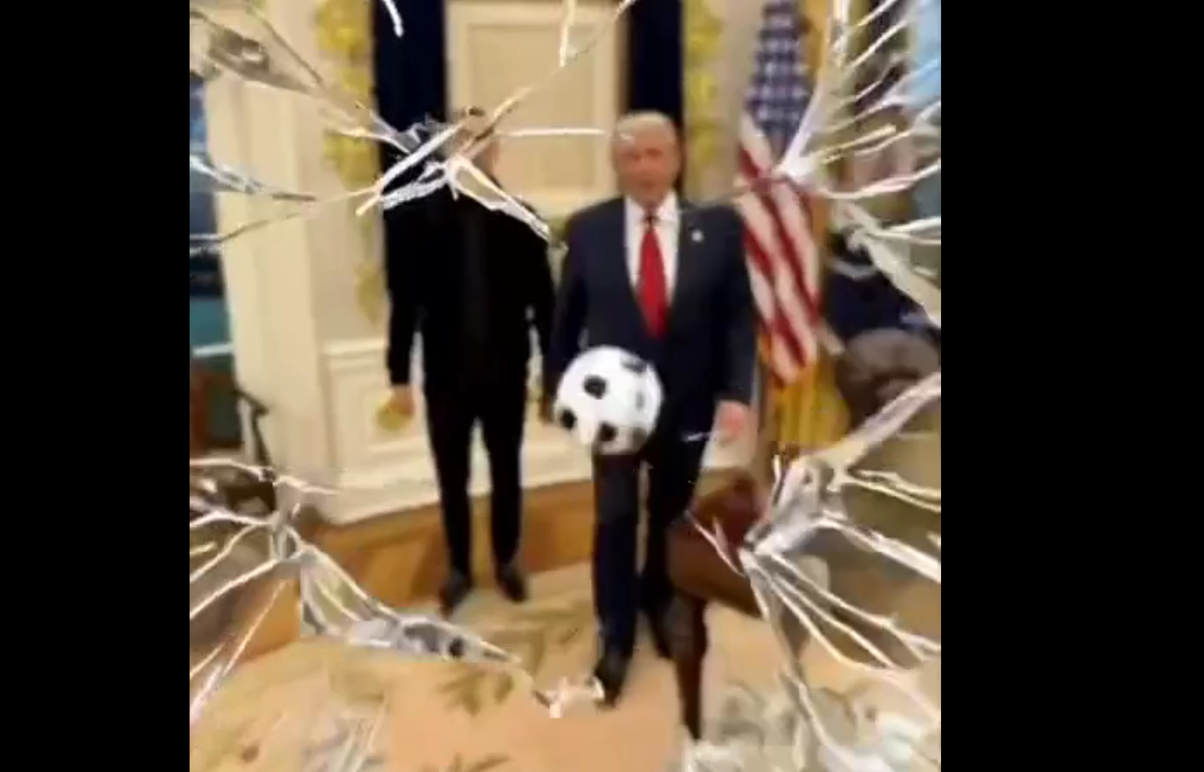 Трамп показал, как играет в футбол с Криштиану Роналду, но видео создал ИИ — фото 6