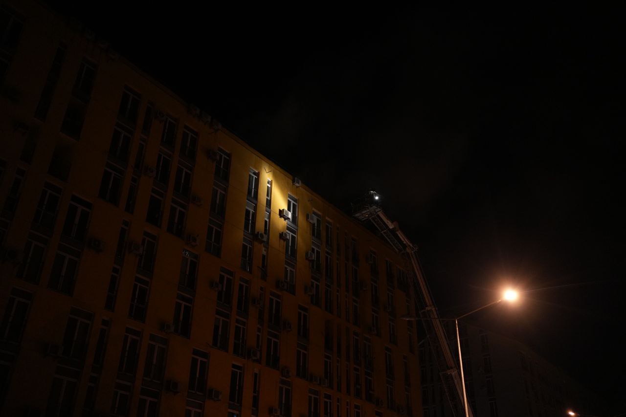 Рятувальники показали наслідки нової атаки дронів на Київ: фото — фото