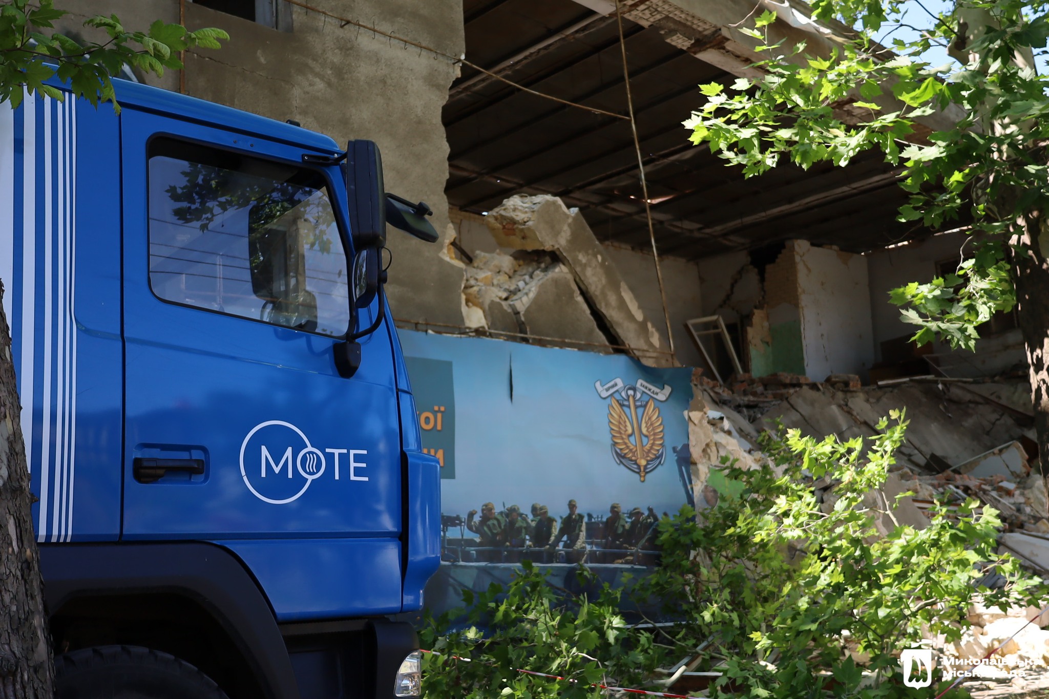 У Миколаєві обвалилася частина заводу ”Дормашина”, пошкодженого російськими шахедами — фото 1