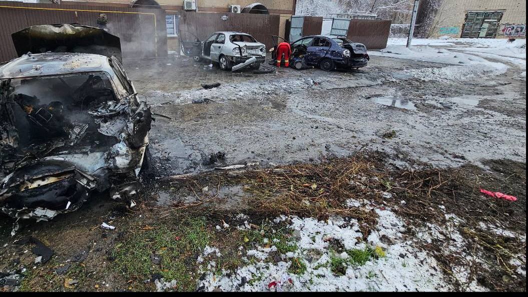 Російські військові обстріляли автостоянку в Херсоні: є загиблі й поранені — фото