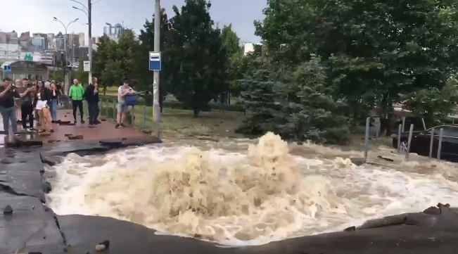 Столб воды на несколько метров: в Киеве произошел мощный прорыв трубопровода (видео) — фото 2