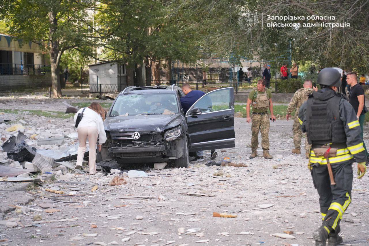 Россияне сбросили авиабомбы на Запорожье: один погибший, шестеро - раненых (фото) — фото 4