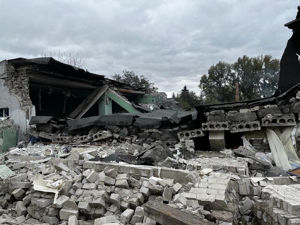 Удар по Покровску: одна из российских ракет попала в здание соцзащиты, где были десятки человек — фото