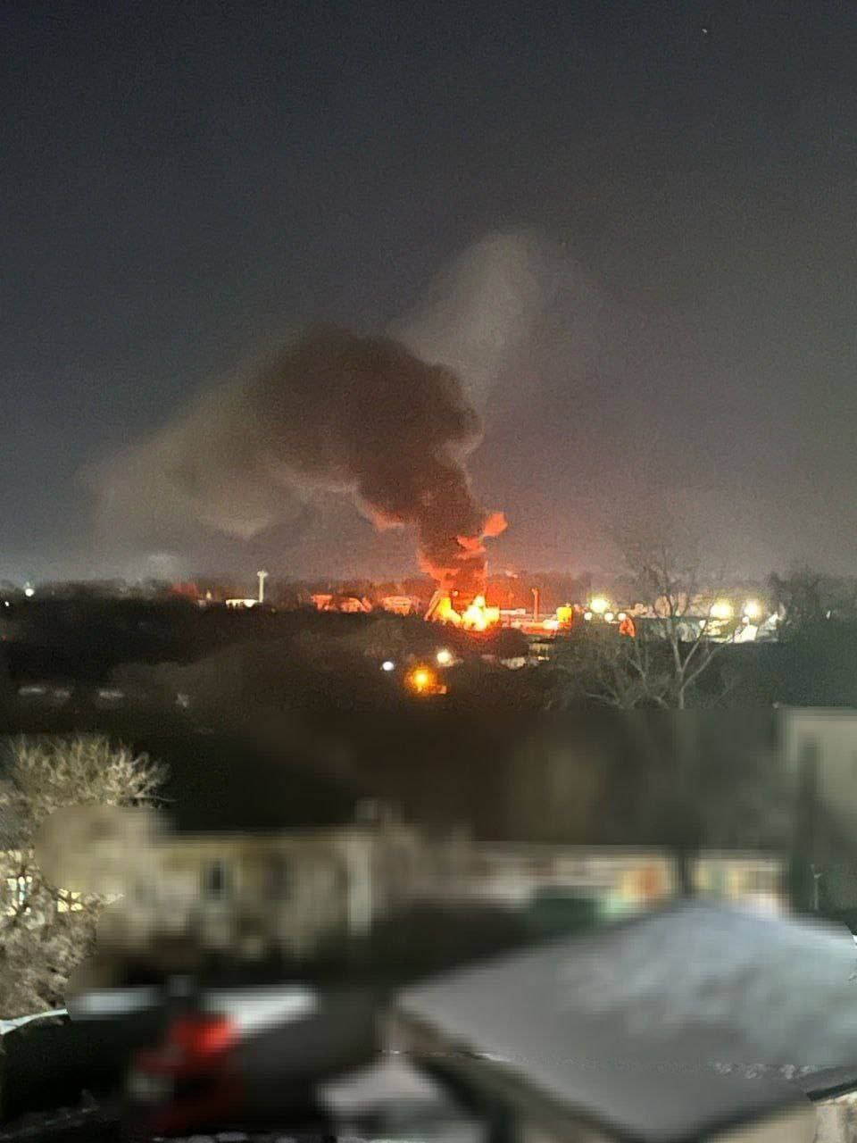 В Орлі витік нафтопродуктів після удару дрону, а в Санкт-Петербурзі палає ТЕЦ — фото