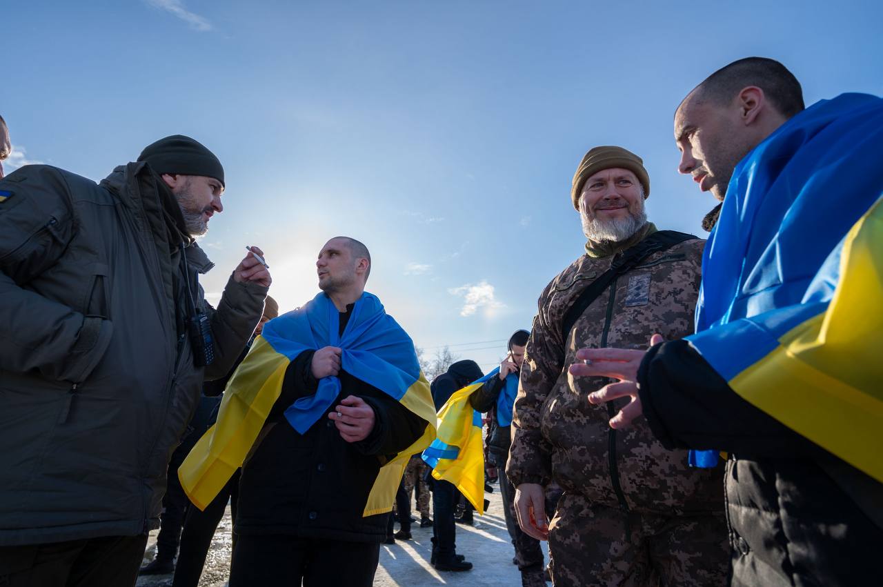 Україна та Росія вперше після падіння Іл-76 провели обмін військовополоненими: фото — фото