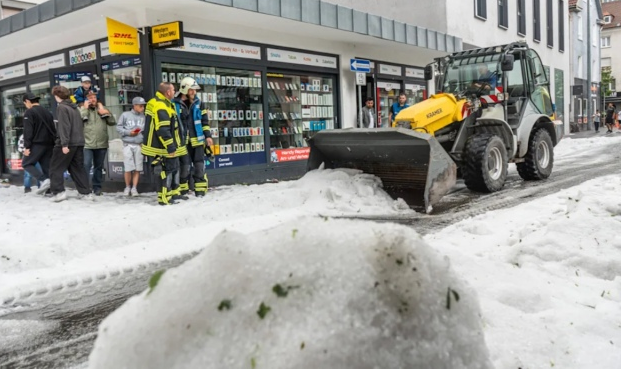 В Германии из-за аномального града в разгар лета вывели на улицу снегоуборочную технику: фото — фото