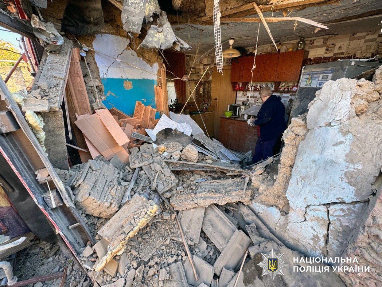 Два человека погибли, 22 пострадали в результате российских обстрелов Херсона и области — фото 3