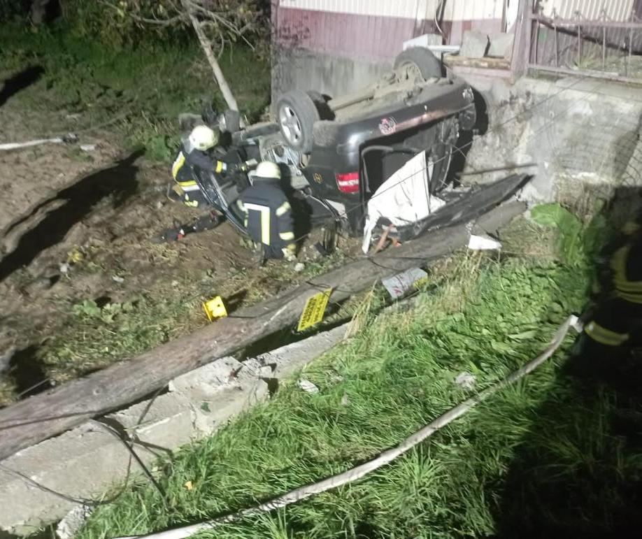 Во Львовской области 18-летний водитель слетел с дороги, машина перевернулась: есть погибший  — фото