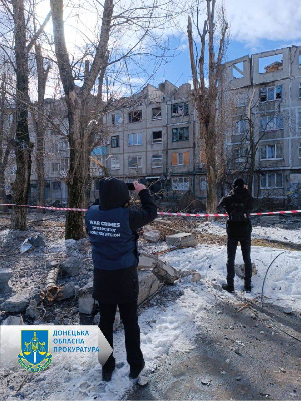 Удар по житловому будинку в Покровську: поранено 12 людей, під завалами щонайменше 2 — фото