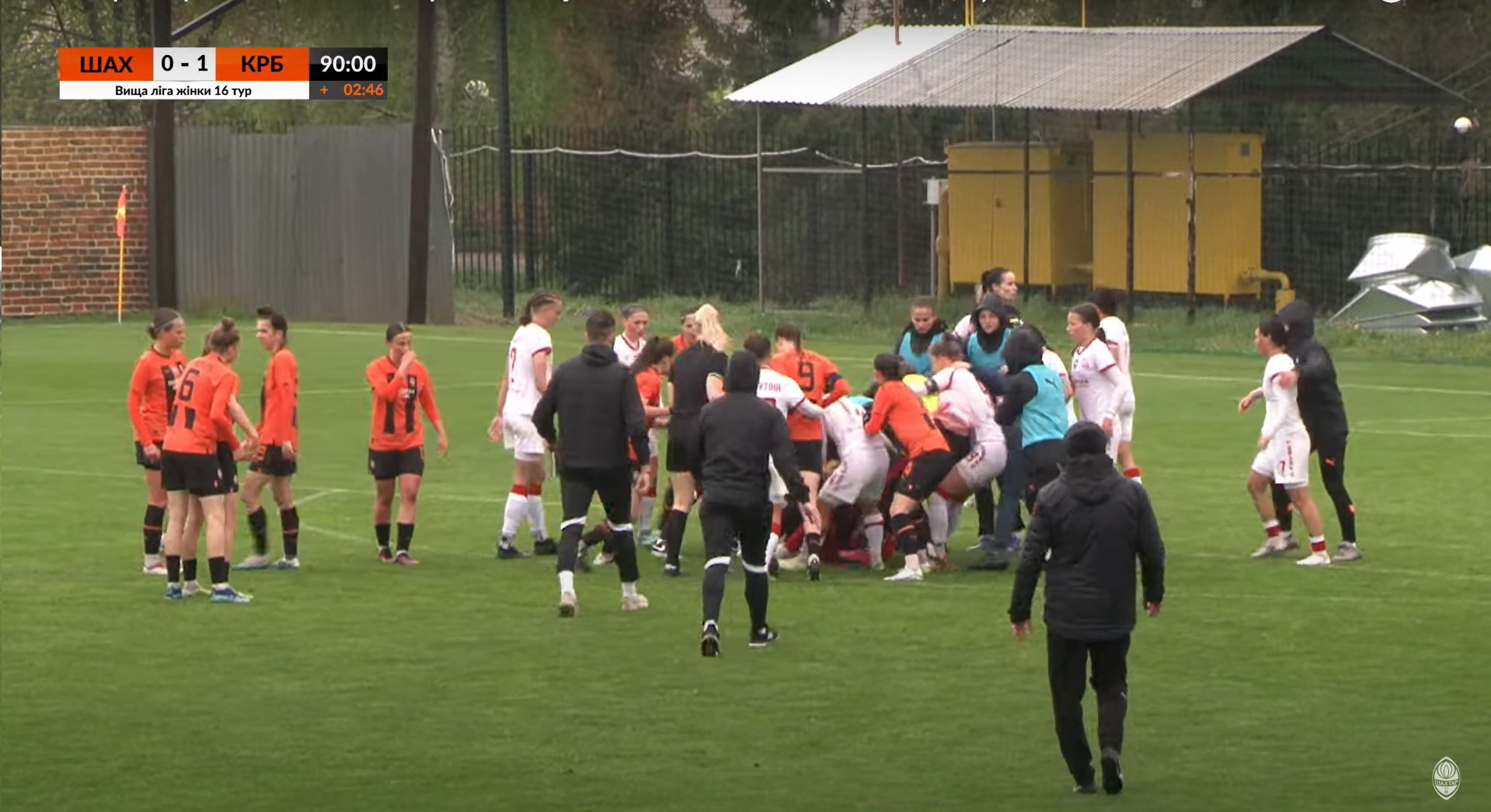 Матч жіночого чемпіонату з футболу закінчився епічною масовою бійкою: фото, відео — фото