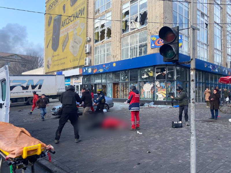Россия обстреляла центр Херсона: много погибших и раненых — фото