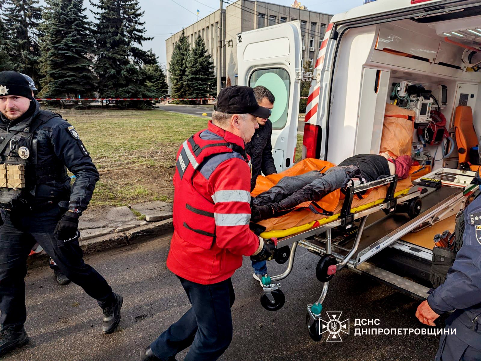 Росія завдала подвійного ракетного удару по Кривому Рогу: загинула жінка, 9 людей постраждали — фото 2