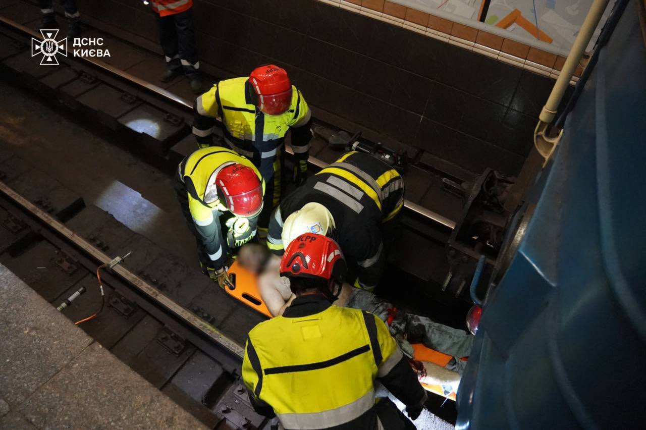 Чоловіка, який упав під потяг у київському метро, деблокували: рятувальники показали, як це було — фото 2