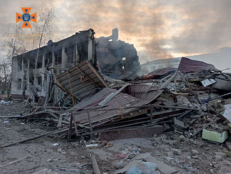 Оккупанты авиаударом уничтожили гимназию в Орехове: фото — фото