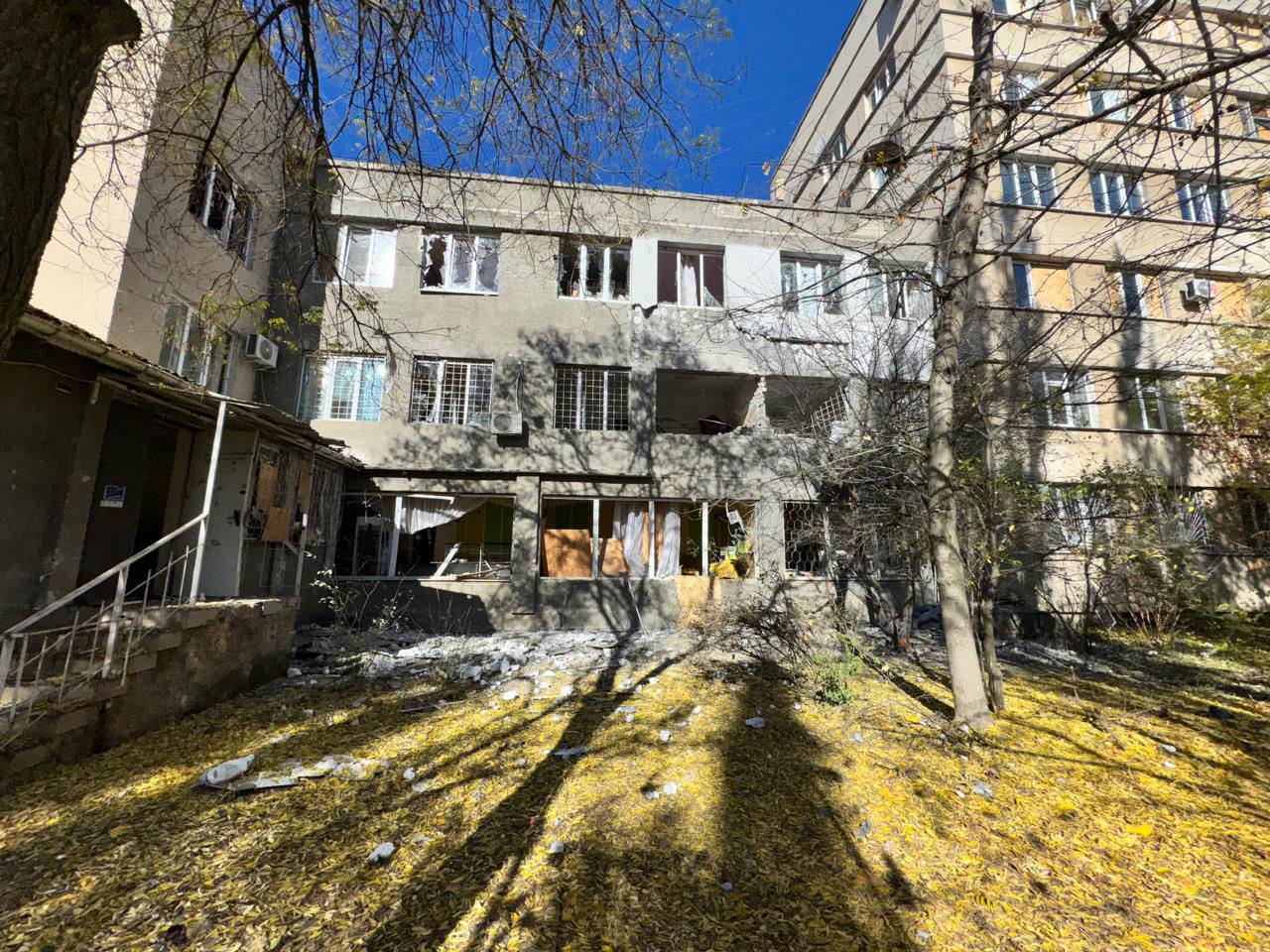 При ударе по детской больнице в Херсоне ранения получили 9 человек, среди них четверо детей — фото 2 При ударе по детской больнице в Херсоне ранения получили 9 человек, среди них четверо детей — фото 2