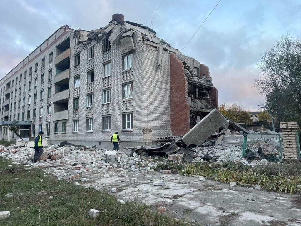 Оккупанты ударили по общежитию в Славянске: под завалами люди — фото