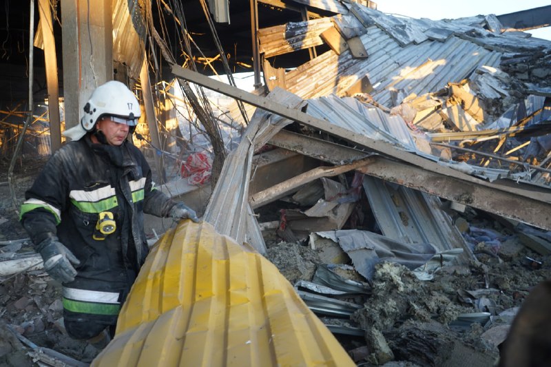 Ракетный удар по ТРЦ в Кременчуге: количество жертв стремительно растет — фото 13