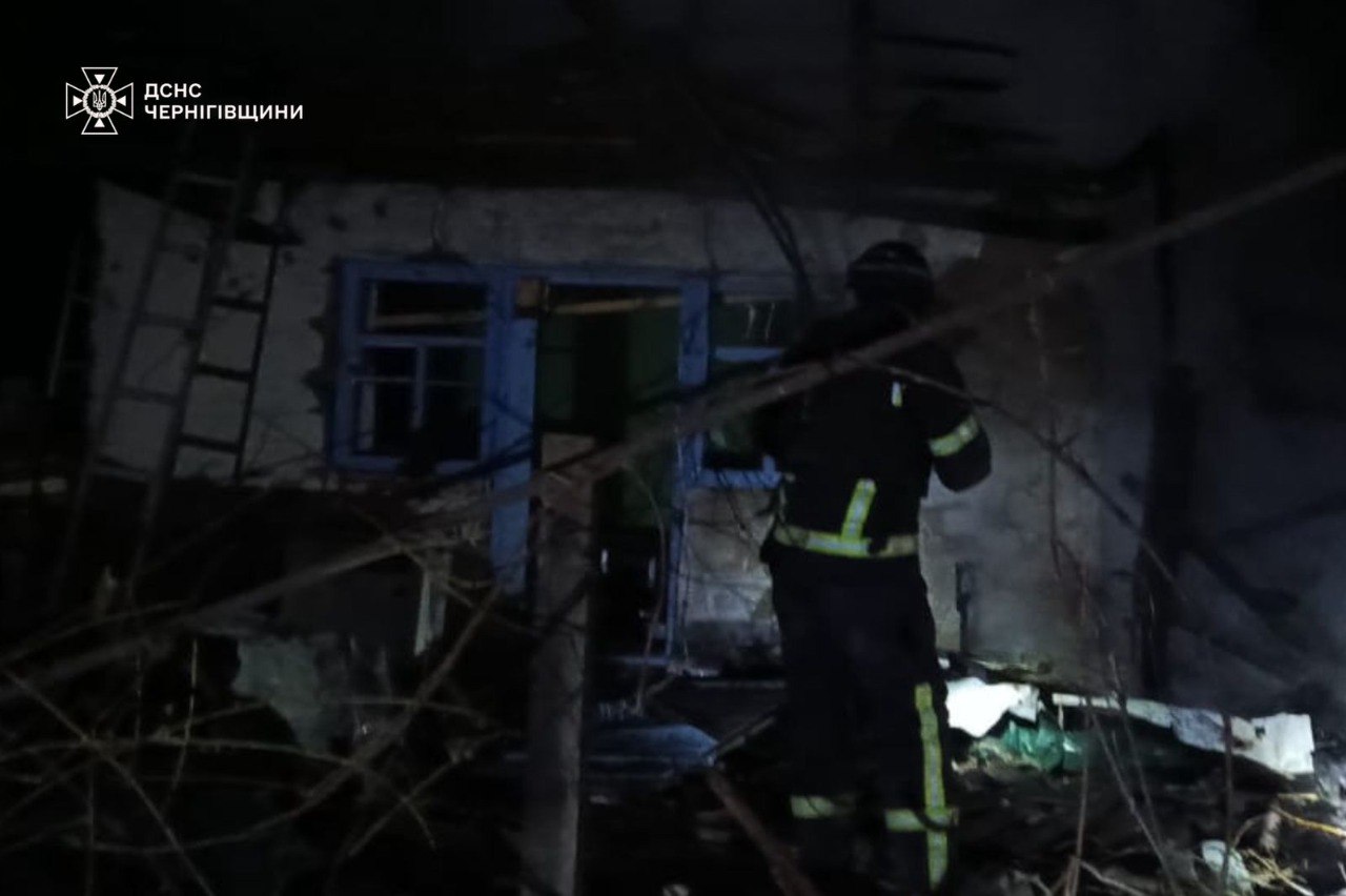 Три человека пострадали в своих домах в результате российского удара по Черниговской области — фото 4
