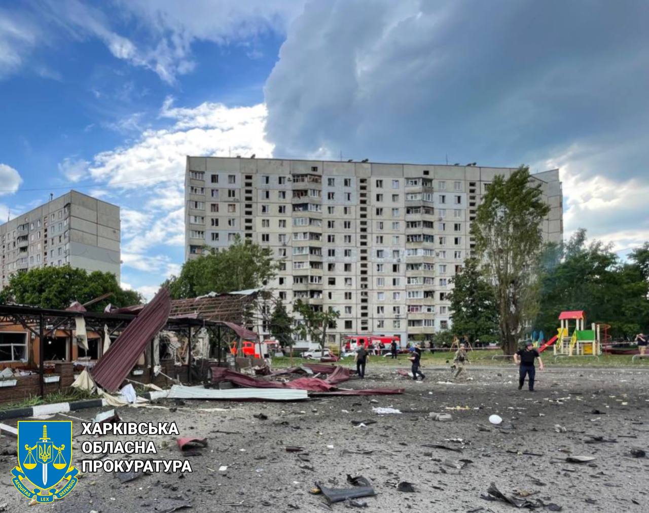 Появились кадры последствий обстрела Харькова: водителю троллейбуса ампутировало ноги — фото 19