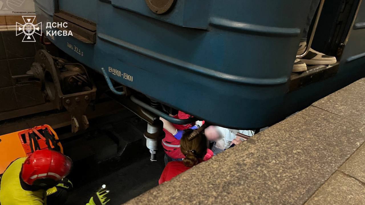 Мужчину, который упал под поезд в киевском метро, деблокировали: спасатели показали, как это было — фото 3