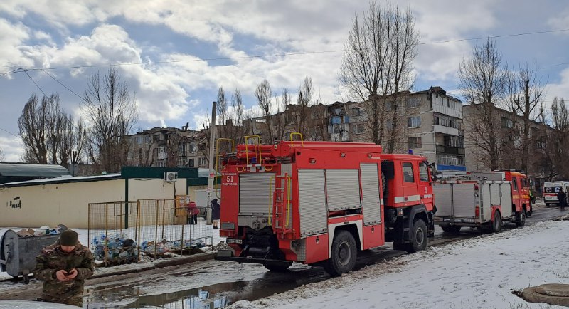 У Покровську з-під завалів житлового будинку дістають людей: фото — фото