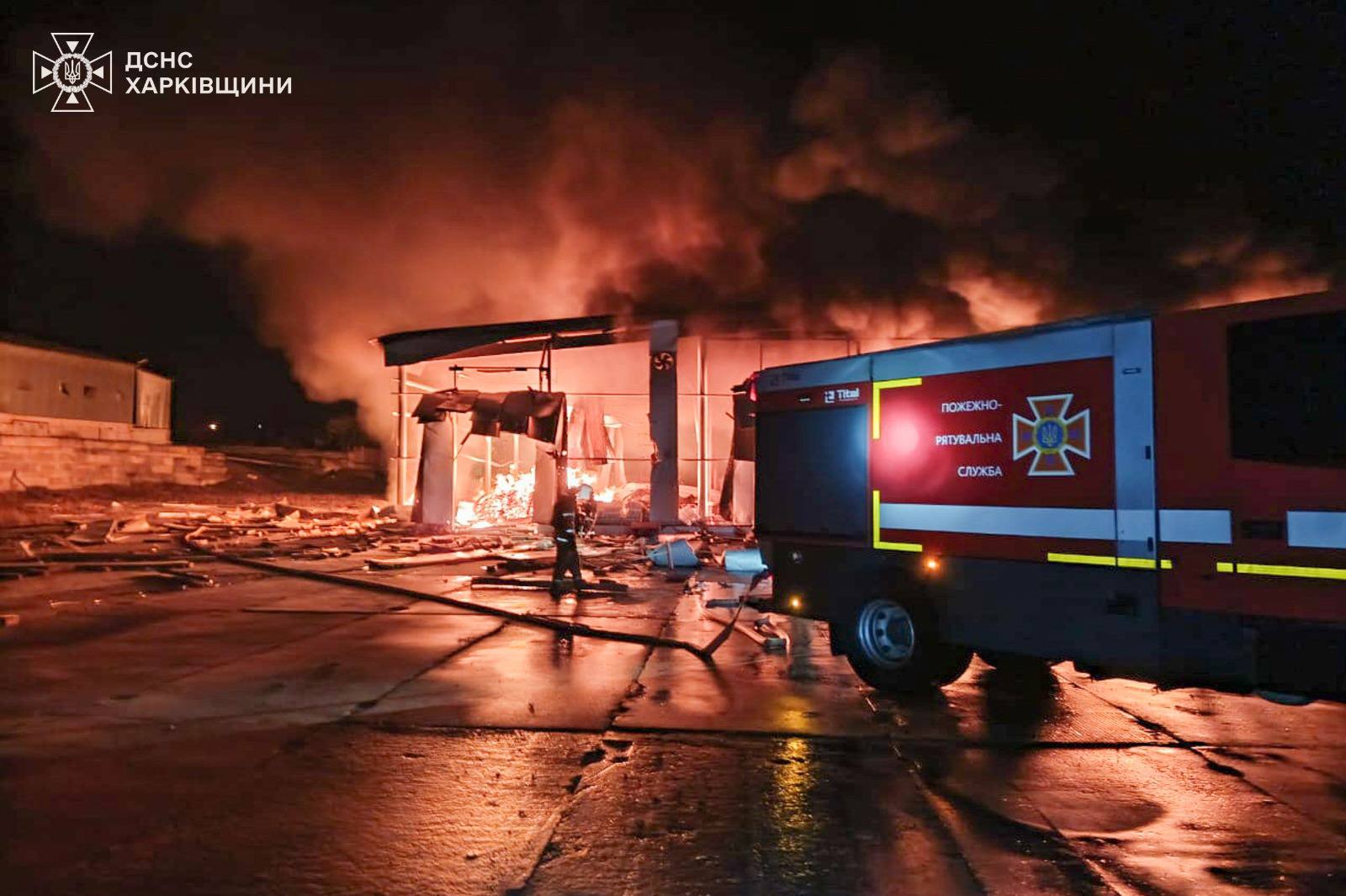 В Чугуеве и Изюме удалось потушить пожары после российских обстрелов — фото 2 В Чугуеве и Изюме удалось потушить пожары после российских обстрелов — фото 2