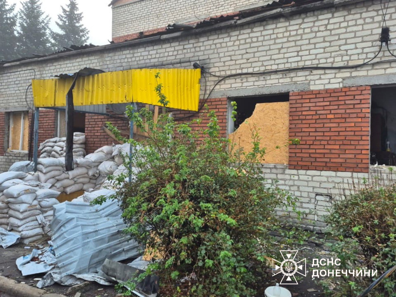В Доброполье россияне атаковали пожарно-спасательную часть — фото 1
