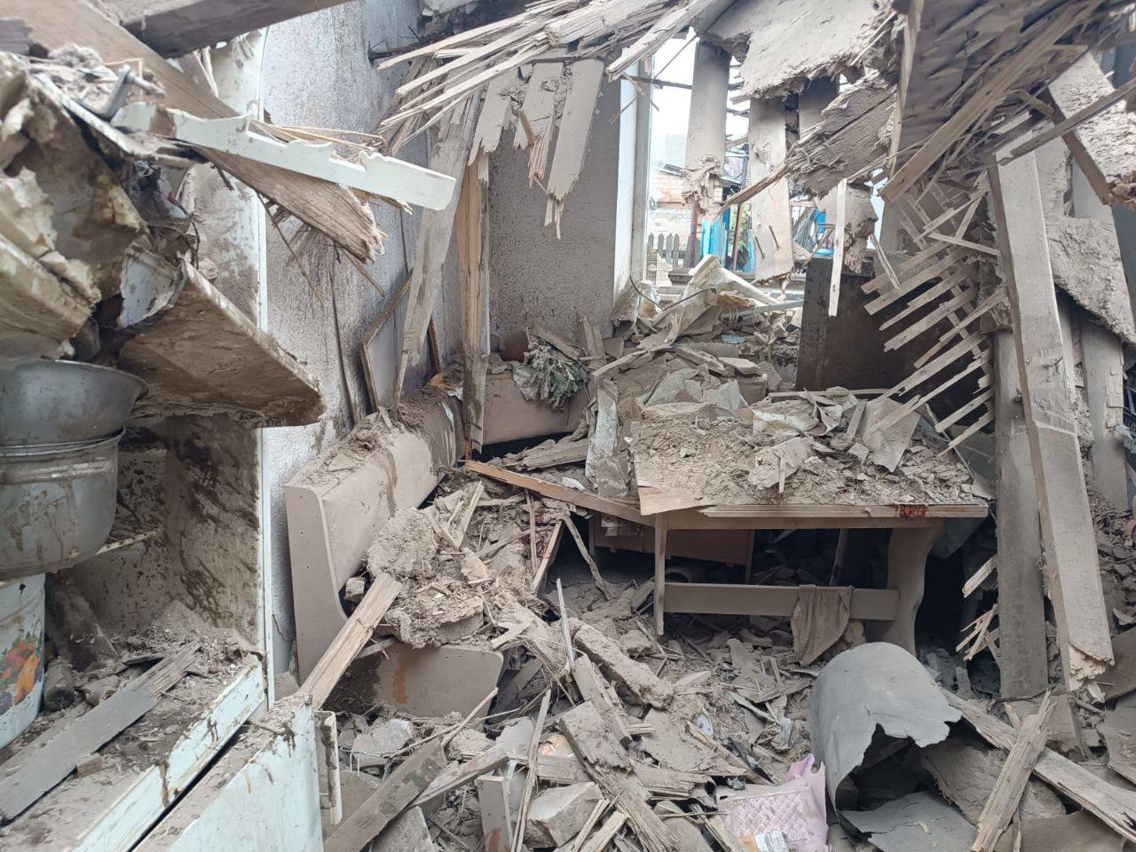 Оккупанты обстреляли жилой сектор Никополя: четыре человека ранены (фото) — фото