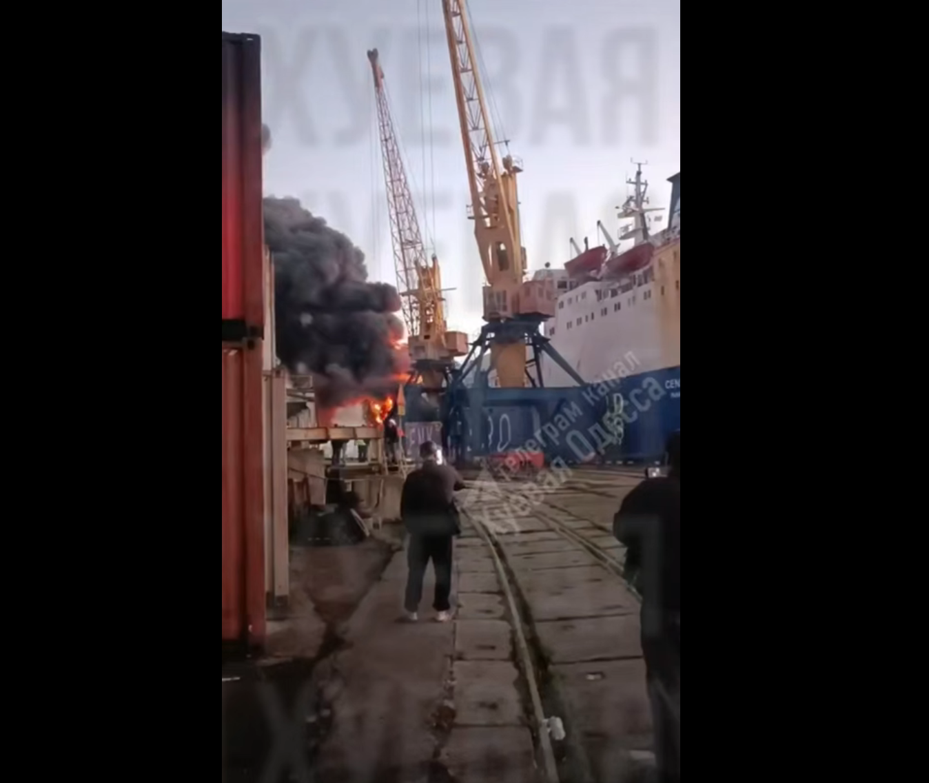 Под Одессой после российского удара баллистикой горит грузовое судно: фото — фото 3