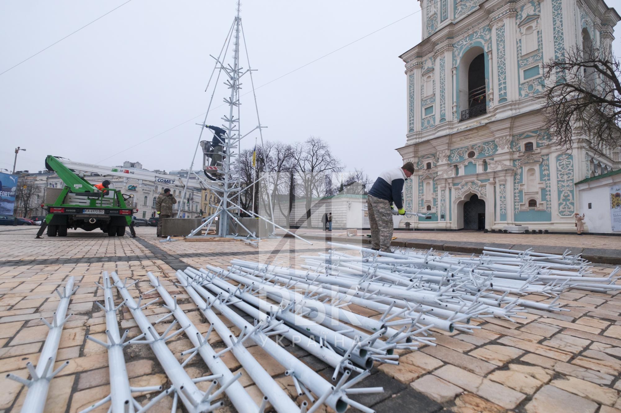 У Києві почали встановлювати головну ялинку країни: кадри — фото 1