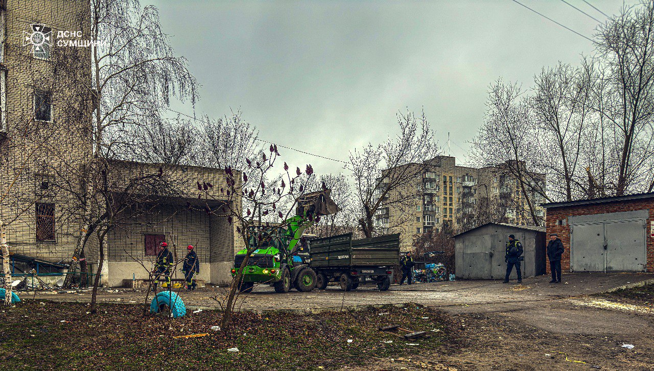 В Ахтырке продолжаются аварийно-восстановительные работы после российского удара: кадры — фото 6
