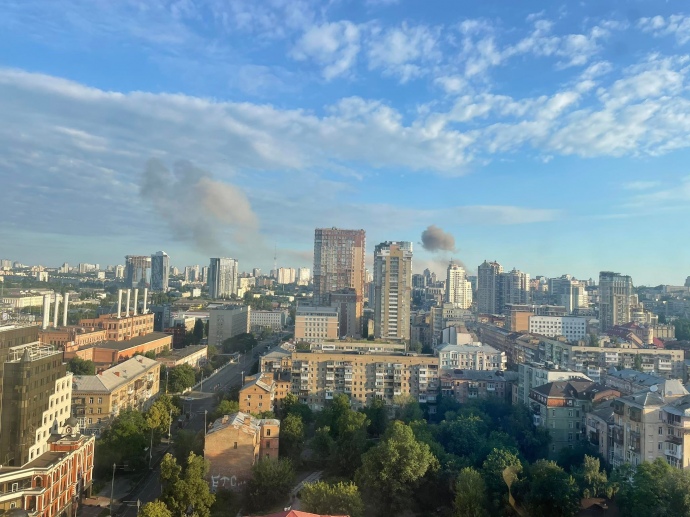 Взрывы в Киеве: спасатели подтверждают ”прилет” по жилому дому (Фото) — фото