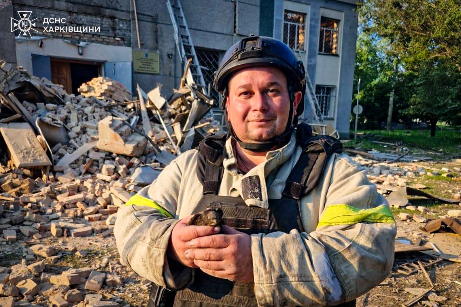 Росіяни вдарили по адмінбудівлі селища Великий Бурлук, зруйнувавши її: фото — фото 2