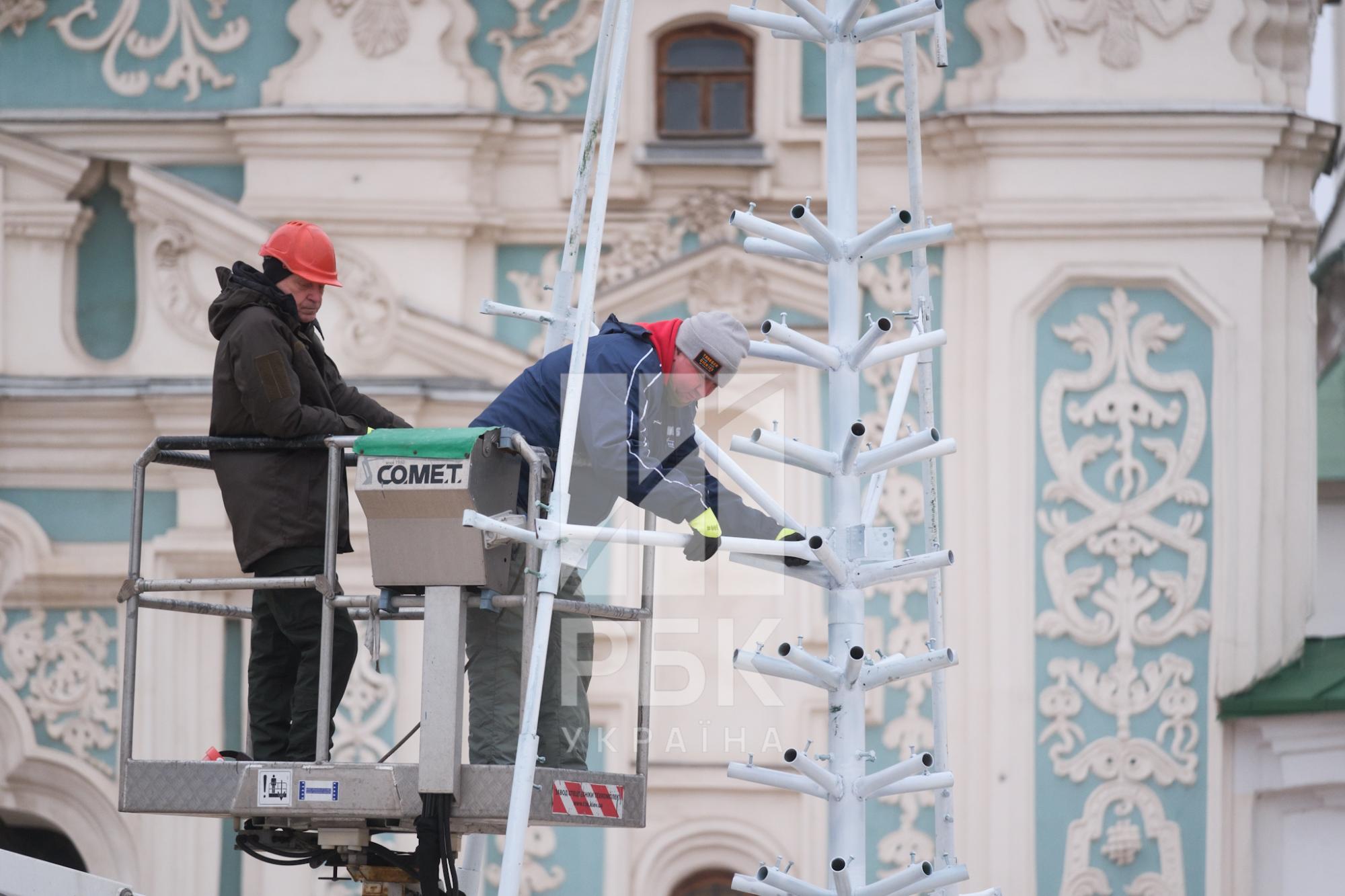 У Києві почали встановлювати головну ялинку країни: кадри — фото 2