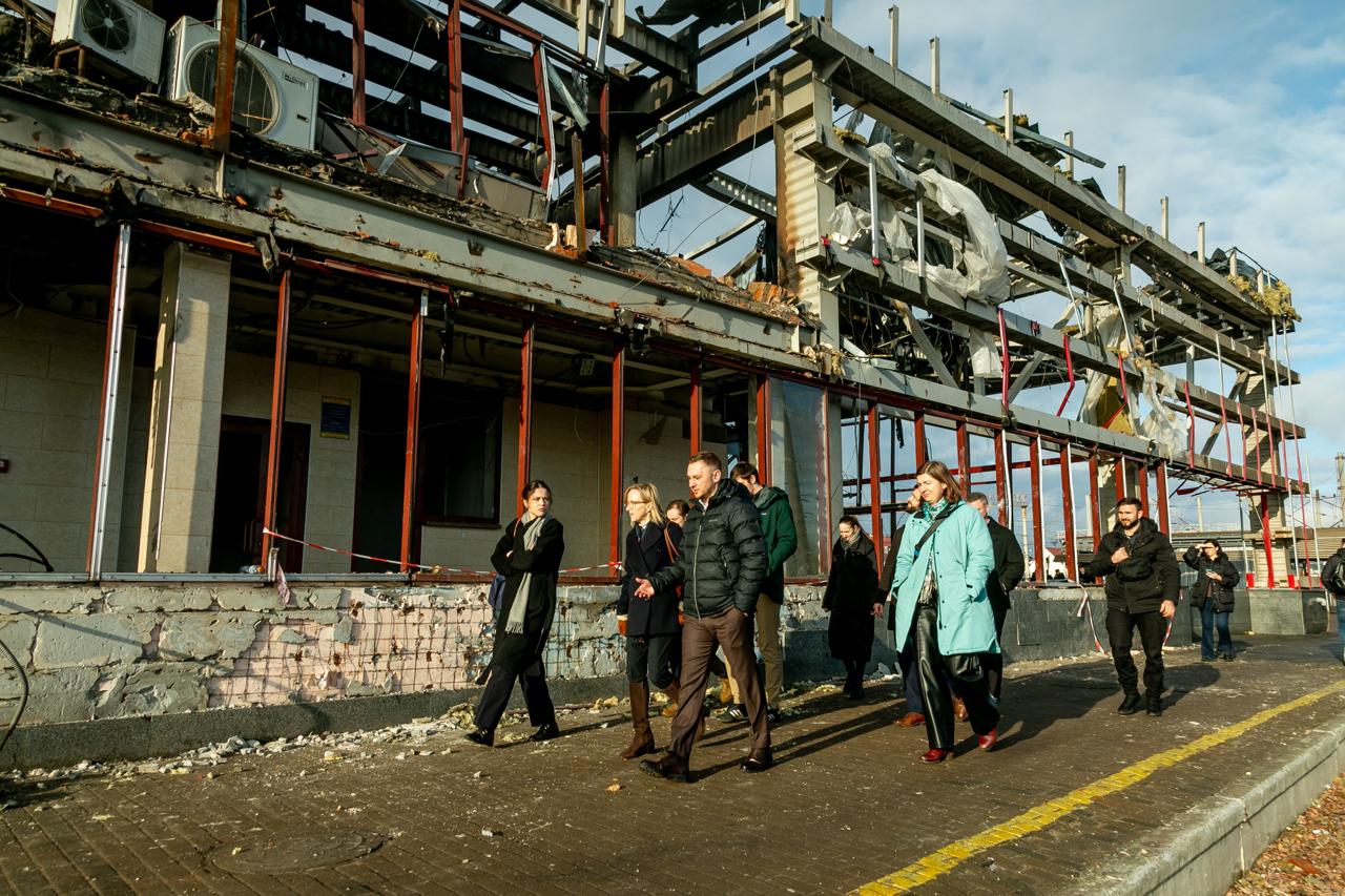 У Фастові російський удар знищив депо та 27 вагонів приміських поїздів: фото — фото 5