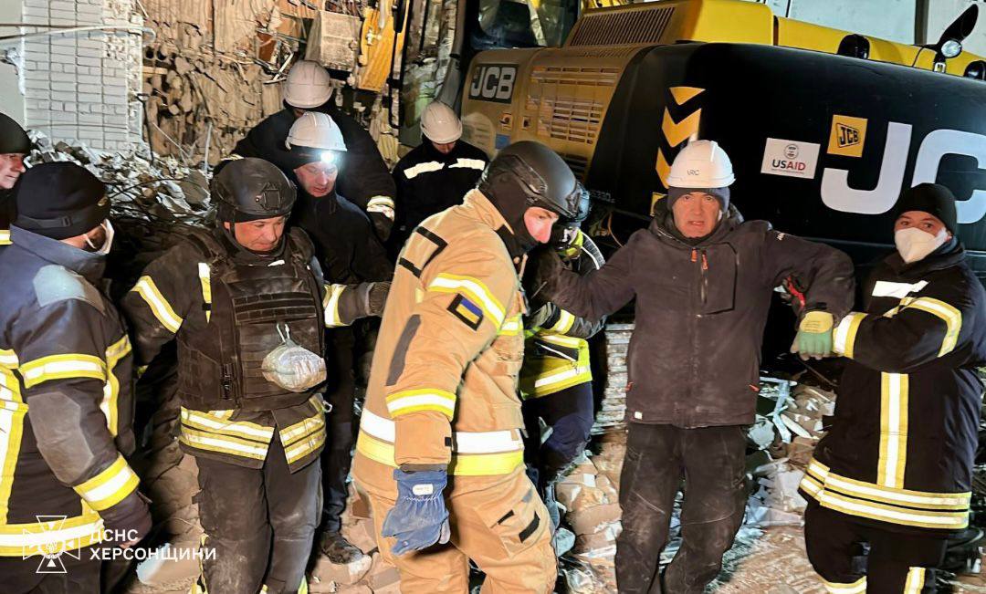 Під завалами у Херсоні знайшли ще одне тіло загиблого — фото 5