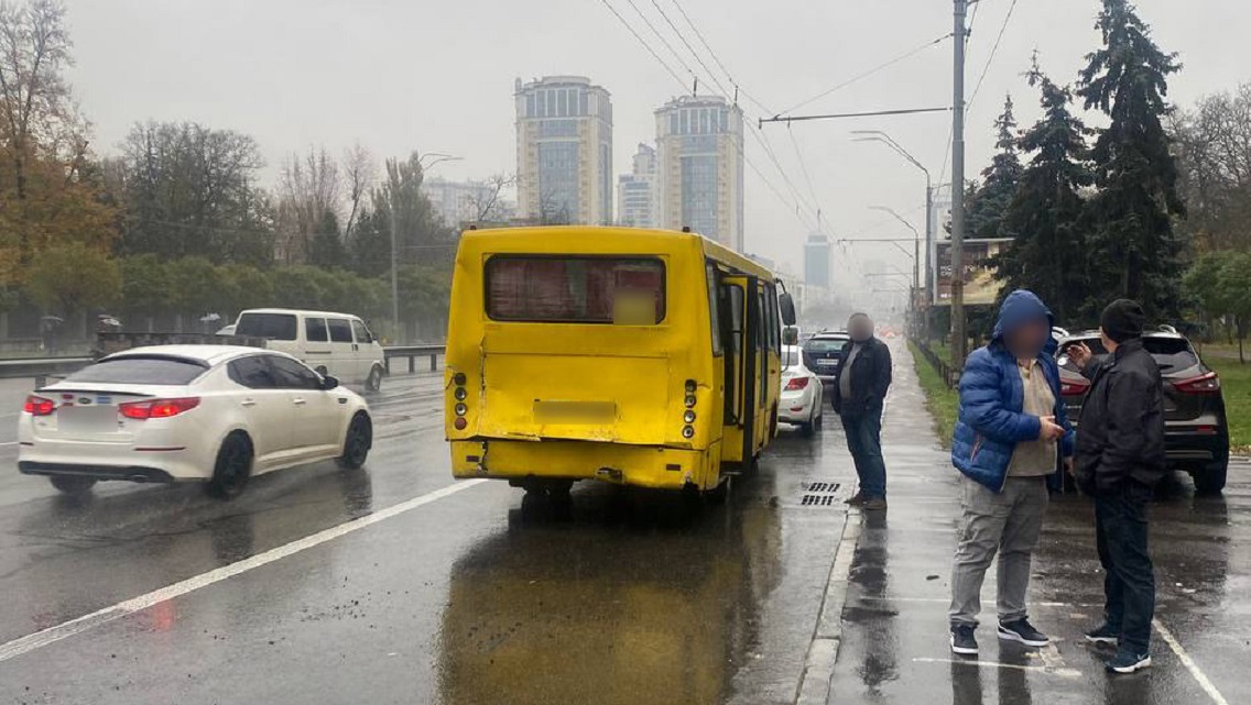 В Киеве столкнулись две маршрутки — фото 1
