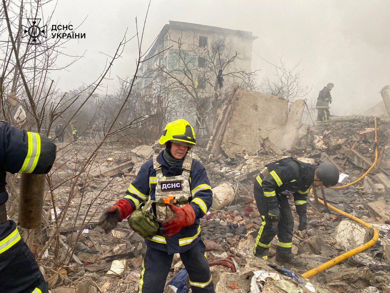 До 3 людей зросла кількість загиблих внаслідок ракетного удару по житловому будинку у Полтаві: фото — фото 3