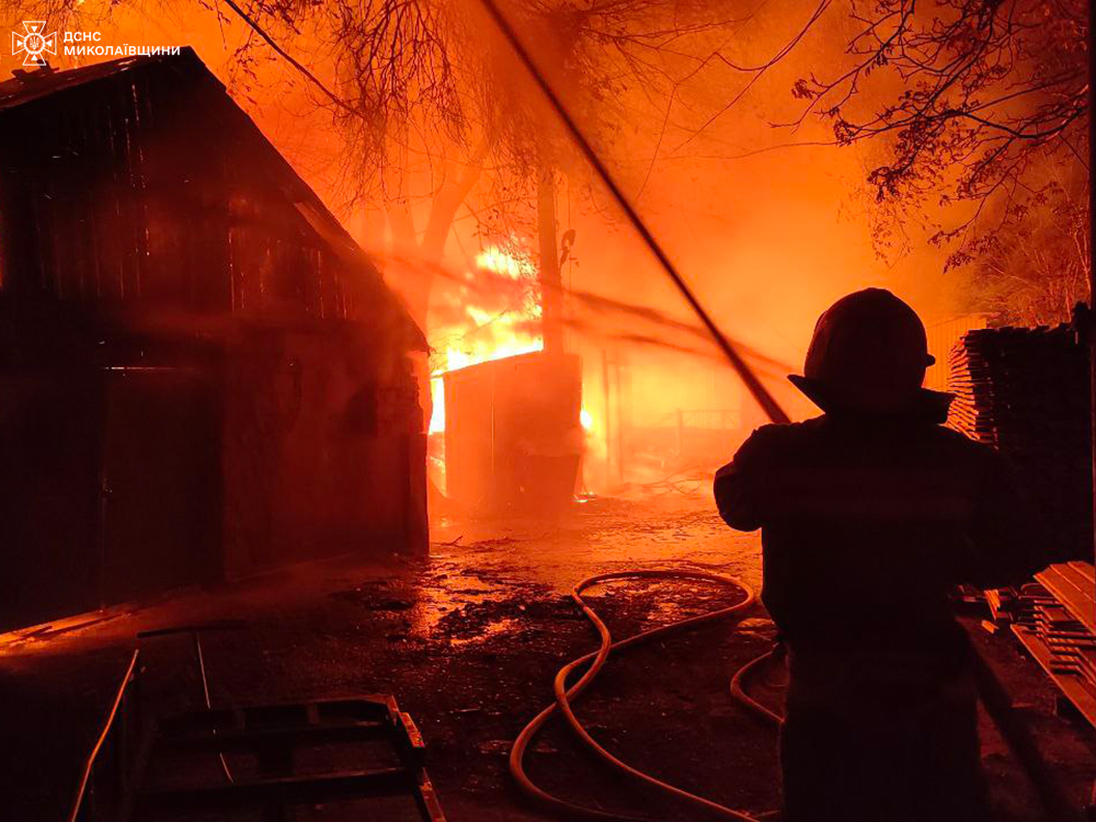 Масштабну пожежу на деревообробному підприємстві у Миколаєві ліквідували: кадри — фото 11