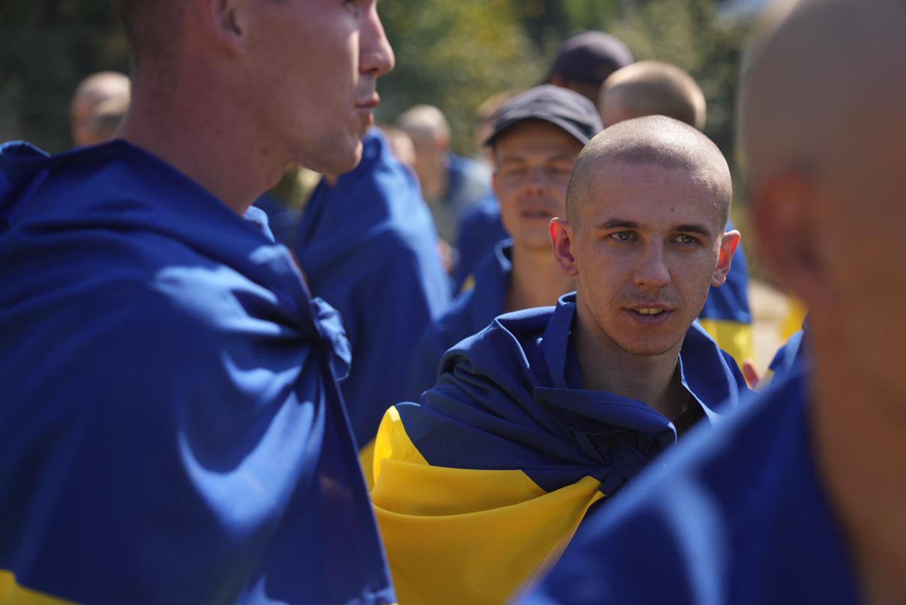 Зеленський та Лубінець підтвердили обмін полоненими, додому повернулися 115 людей: фото — фото 1