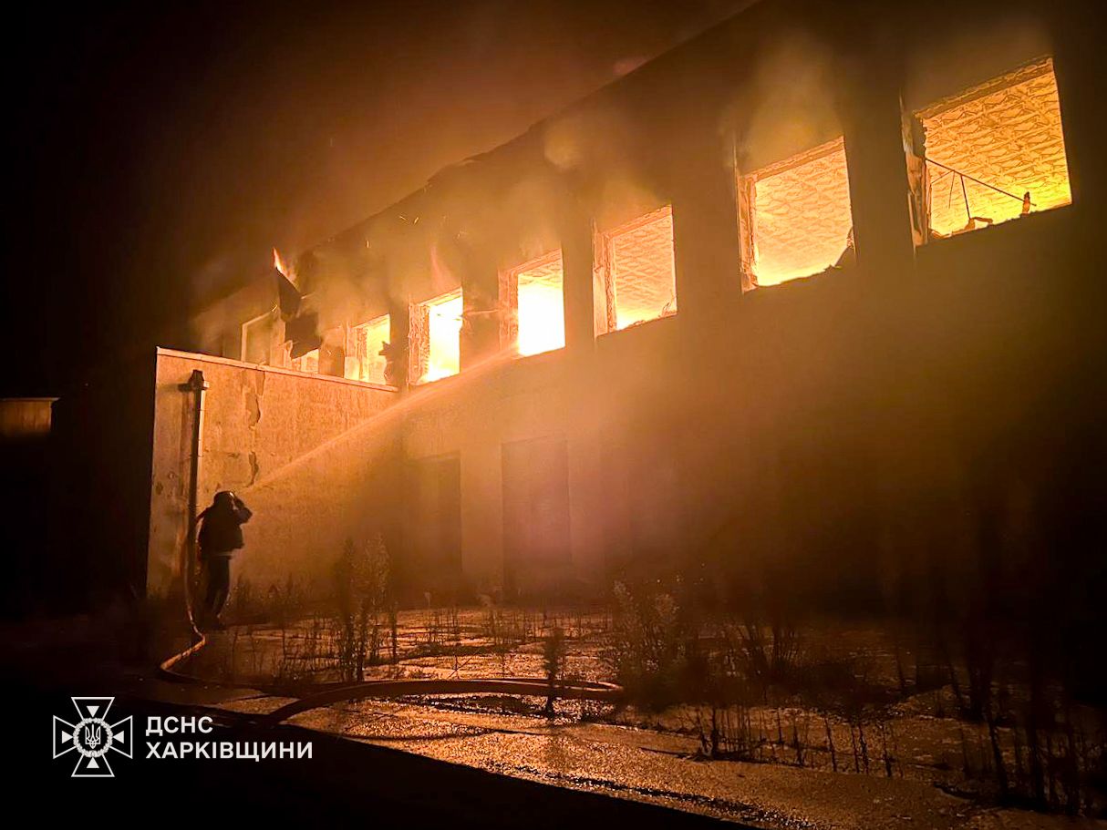 Дом культуры в Великом Бурлуке полностью охвачен огнем после российского удара — фото 4