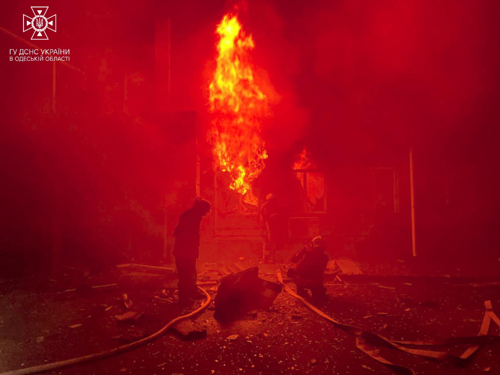 Рятувальники показали, як гасили пожежу після ракетного удару по Одесі: відео — фото 2