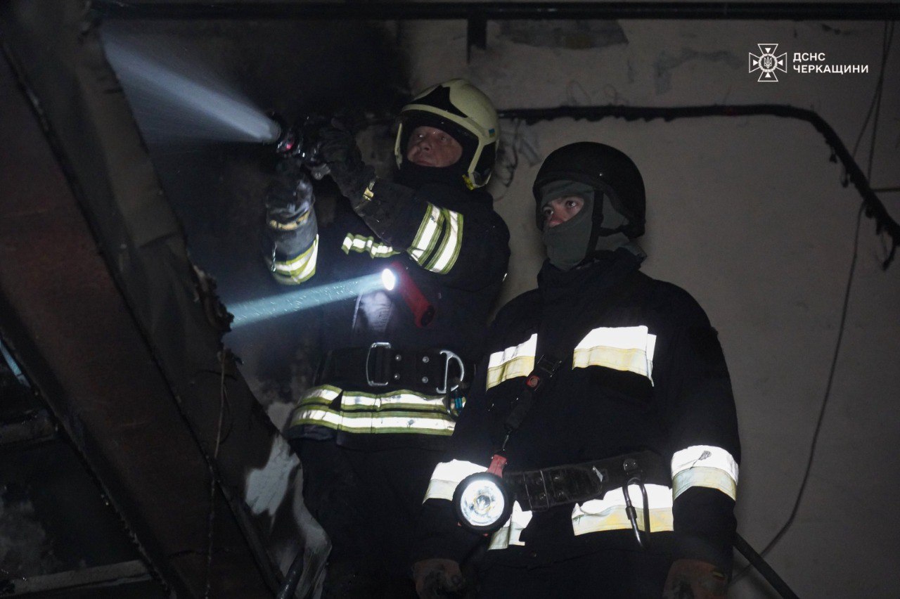 Рятувальники ліквідували пожежі після обстрілу критичної інфраструктури на Черкащині — фото 1