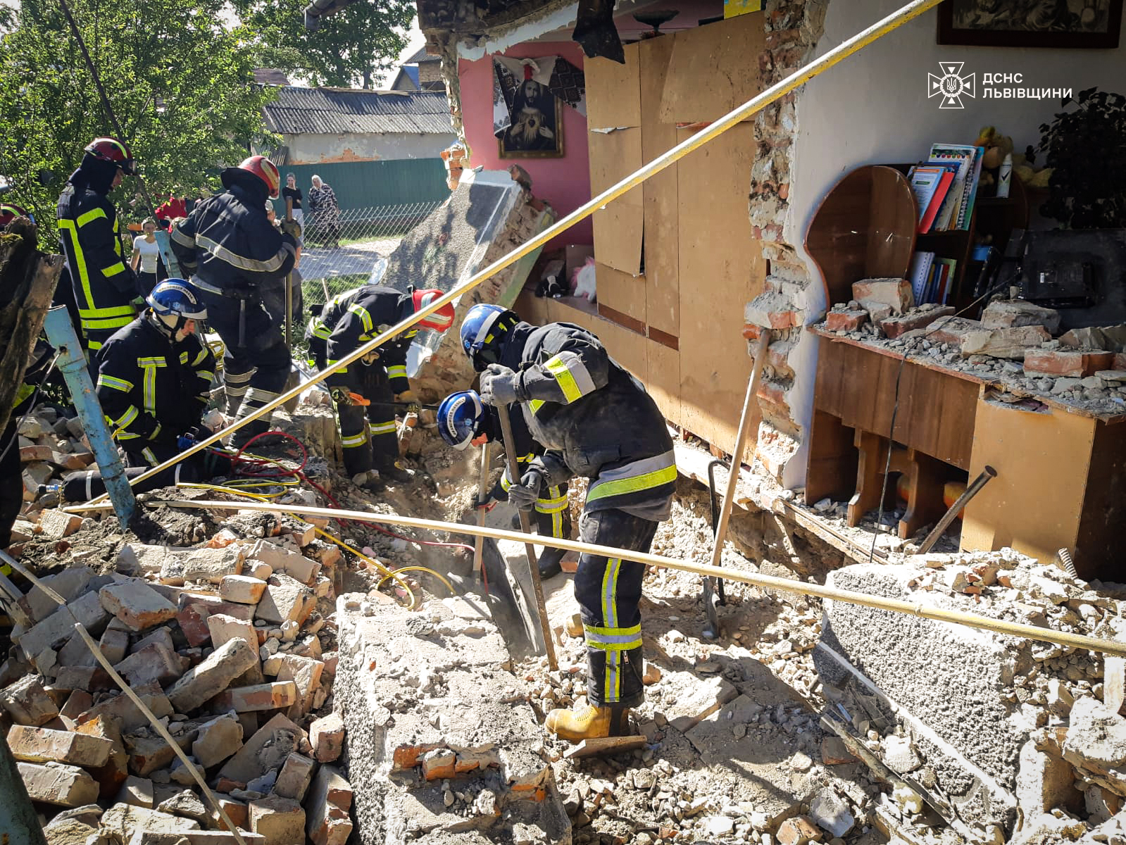 Во Львовской области обрушилась часть жилого дома, погиб 4-летний ребенок:  фото | Postfuctum.info