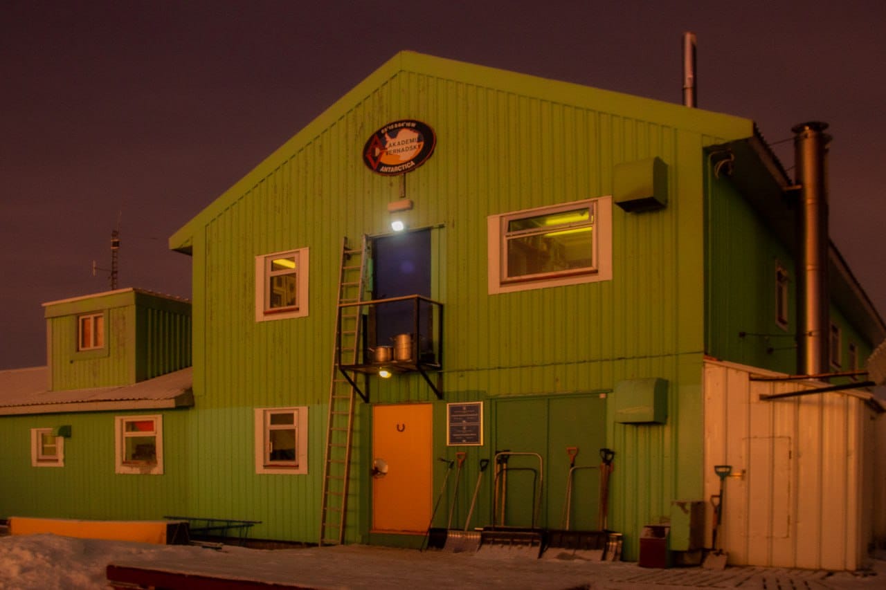 Вчені показали фото дивовижних світанків на станції Академік Вернадський — фото