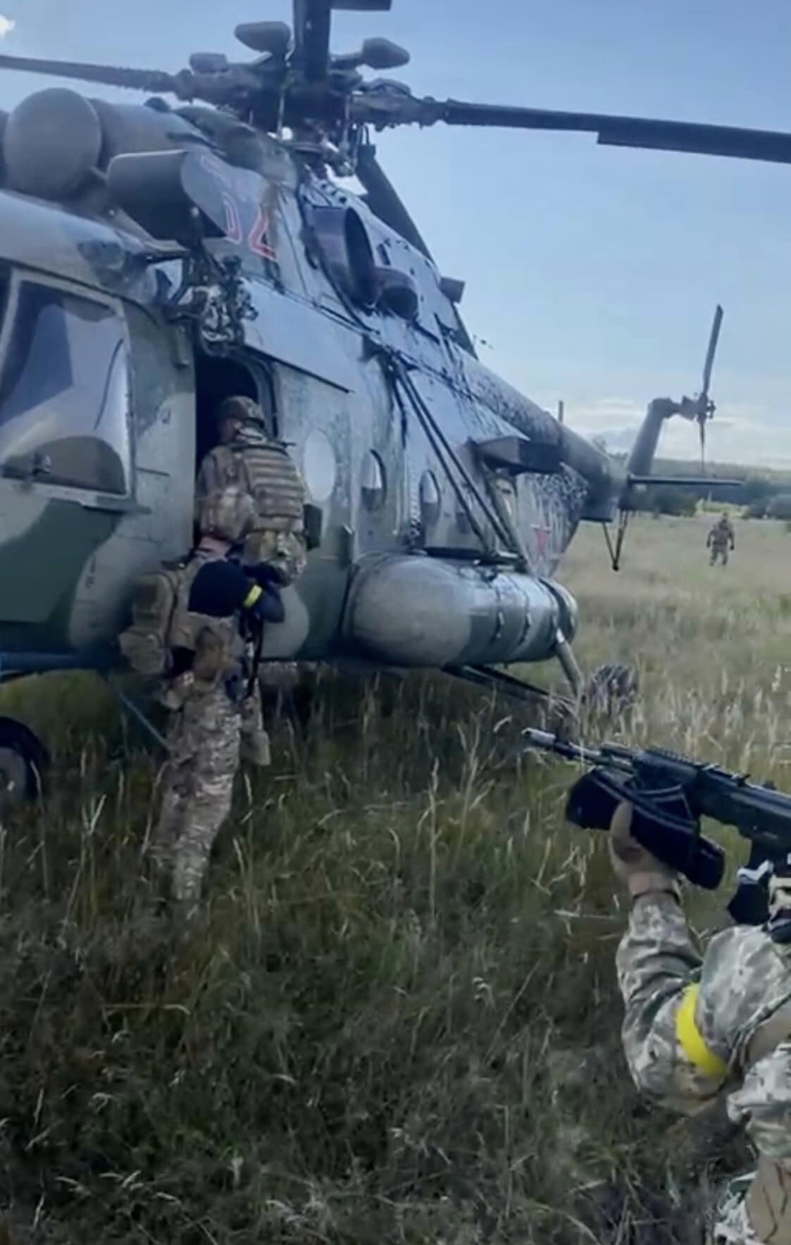 Журналист показал фото российского Ми-8, который пилот пригнал в Украину — фото