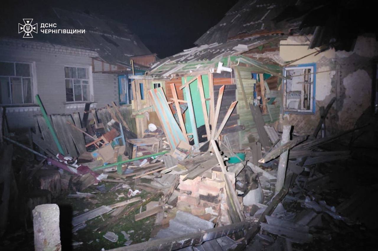 Три человека пострадали в своих домах в результате российского удара по Черниговской области — фото 9