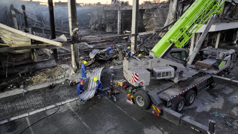 Ракетный удар по ТРЦ в Кременчуге: количество жертв стремительно растет — фото 15